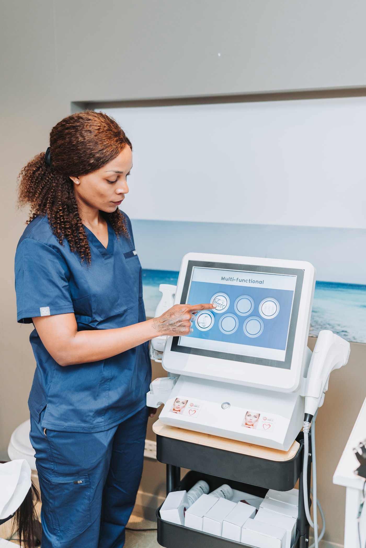 Beatrice operating the HIFU device at Brilliance Aesthetics